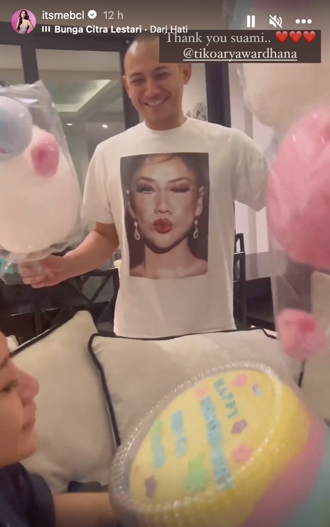 Tak hanya memberikan cotton candy, Tiko juga mengenakan kaos bergambar wajah BCL. Tampaknya meski sederhana namun kejutan tersebut memang sudah dipersiapkan oleh Tiko. Foto: Instagram/@itsmebcl