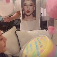 Tak hanya memberikan cotton candy, Tiko juga mengenakan kaos bergambar wajah BCL. Tampaknya meski sederhana namun kejutan tersebut memang sudah dipersiapkan oleh Tiko. Foto: Instagram/@itsmebcl