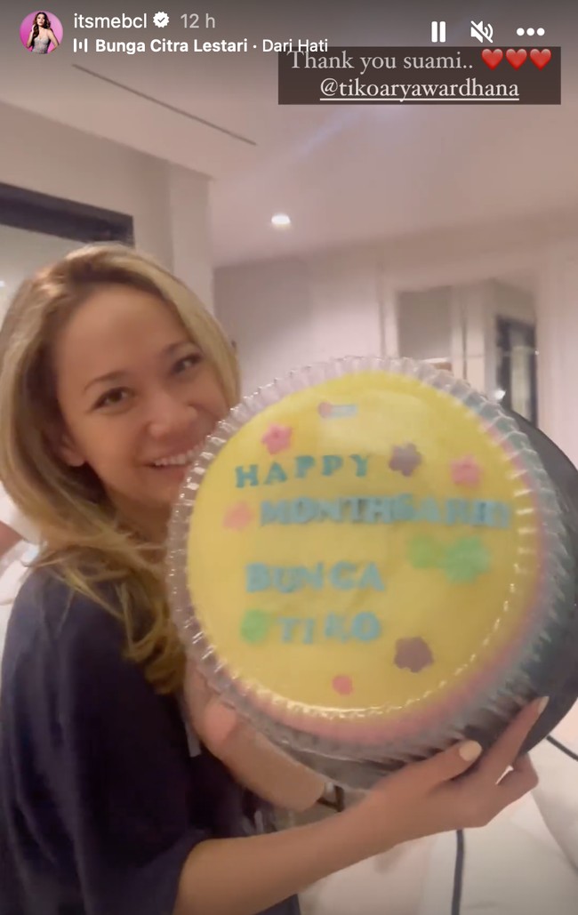 Mendapat kejutan tersebut BCL terlihat bahagia. Ia mengucapkan video momen kejutan montversary-nya itu ke Instagram Story sambil menuliskan keterangan, “Thank you suami..” Tak lupa BCL juga menandai akun Instagram milik suaminya. Foto: Instagram/@itsmebcl