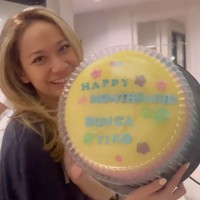 Mendapat kejutan tersebut BCL terlihat bahagia. Ia mengucapkan video momen kejutan montversary-nya itu ke Instagram Story sambil menuliskan keterangan, “Thank you suami..” Tak lupa BCL juga menandai akun Instagram milik suaminya. Foto: Instagram/@itsmebcl
