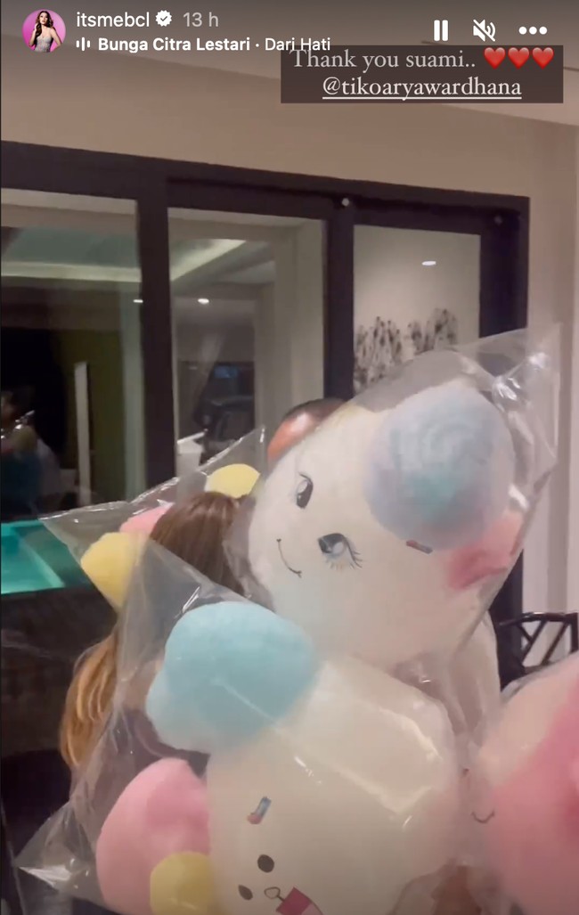Sambil membawa beberapa cotton candy, BCL pun memeluk sang suami. Walau kejutan tersebut tampak sederhana namun berhasil bikin baper. Foto: Instagram/@itsmebcl