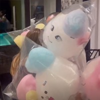 Sambil membawa beberapa cotton candy, BCL pun memeluk sang suami. Walau kejutan tersebut tampak sederhana namun berhasil bikin baper. Foto: Instagram/@itsmebcl