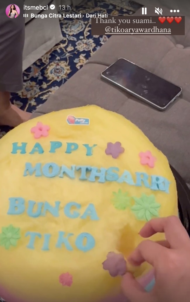 Salah satu cotton candy yang berbentuk kue itu bertuliskan “Happy Monthsarry Bunga Tiko”. BCL pun tampak tak sabar untuk segera memakannya. Foto: Instagram/@itsmebcl