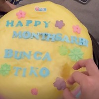 Salah satu cotton candy yang berbentuk kue itu bertuliskan “Happy Monthsarry Bunga Tiko”. BCL pun tampak tak sabar untuk segera memakannya. Foto: Instagram/@itsmebcl