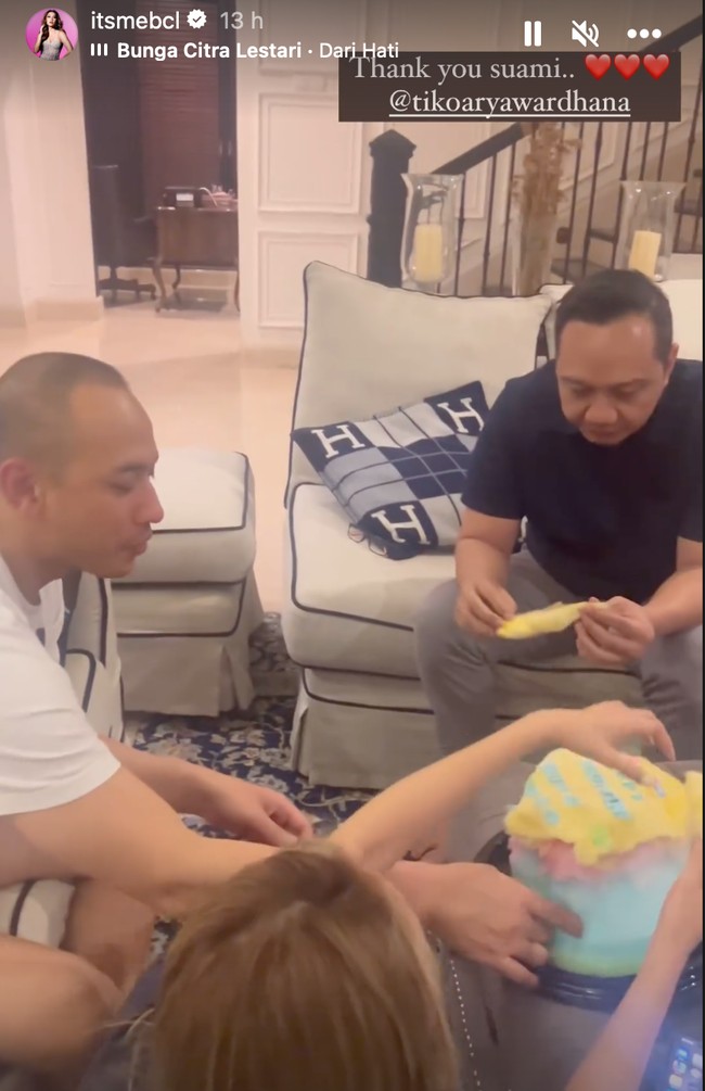 Sesaat setelahnya cotton candy tersebut langsung dimakan bersama-sama. Pasutri baru itu kompak melahap cotton candy bersama-sama. Foto: Instagram/@itsmebcl