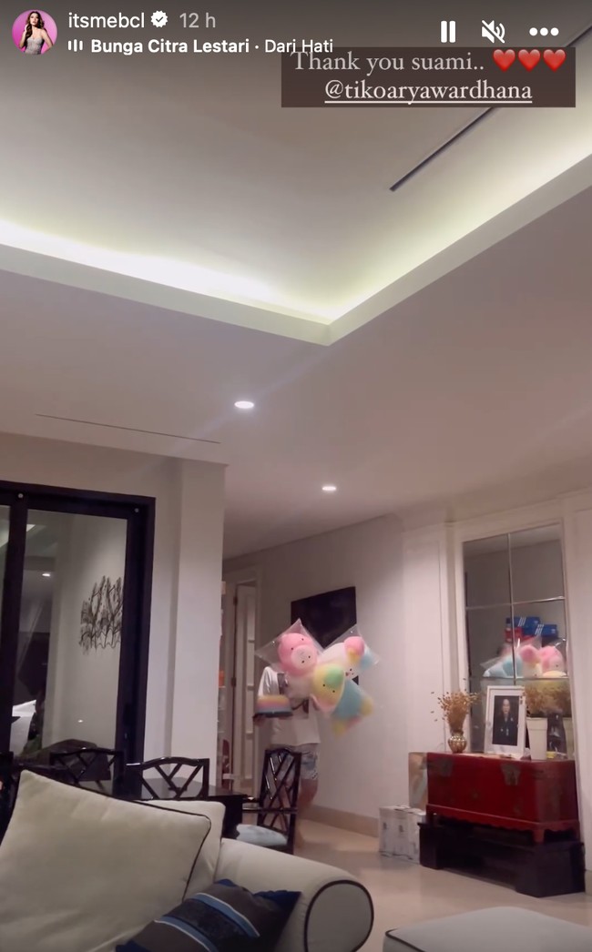 Menikah pada Sabtu (2/12/23), penyanyi sekaligus aktris cantik Bunga Citra Lestari (BCL) baru saja merayakan monthversary kedua dengan suami, Tiko Aryawardhana. Di hari spesial tersebut Tiko tampak memberikan kejutan spesial untuk BCL. Foto: Instagram/@itsmebcl