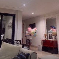 Menikah pada Sabtu (2/12/23), penyanyi sekaligus aktris cantik Bunga Citra Lestari (BCL) baru saja merayakan monthversary kedua dengan suami, Tiko Aryawardhana. Di hari spesial tersebut Tiko tampak memberikan kejutan spesial untuk BCL. Foto: Instagram/@itsmebcl