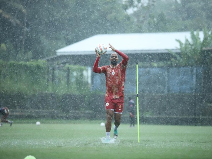 Bek PSS Sleman, Thales Lira saat sesi latihan di lapangan Pakembinangun, Sleman, Jumat (2/2/2024).