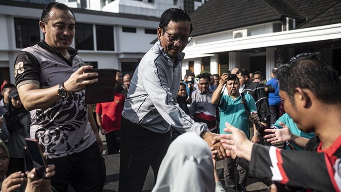 Berhenti Jadi Menteri, Mahfud Md Pamitan dengan Pegawai Kemenko Polhukam Menko Polhukam Mahfud MD (kanan) berjabat tangan dengan pegawai Kemenko Polhukam pada hari terakhir kerja sebagai Menko Polhukam di halaman Kantor Kemenko Polhukam, Jumat (2/2/2023). Mahfud MD mengundurkan diri dari Menko Polhukam karena maju sebagai calon wakil presiden nomor urut 3 pada Pemilu 2024. ANTARA FOTO/Aprillio Akbar/tom.