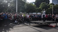 Mahfud Md berpamitan kepada para staf Kemenko Polhukam. Mahfud mengatakan hari ini merupakan hari terakhirnya bekerja sebagai Menko Polhukam.