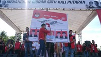 Dengan gaya humorisnya, suami Erina Sofia Gudono ini juga mengajak audiens mencoblos wajah Gibran tepat di bagian gambar matanya. 