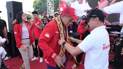 Berselendang Tapis-Topi Tanjak, Kaesang Kampanye di Lampung