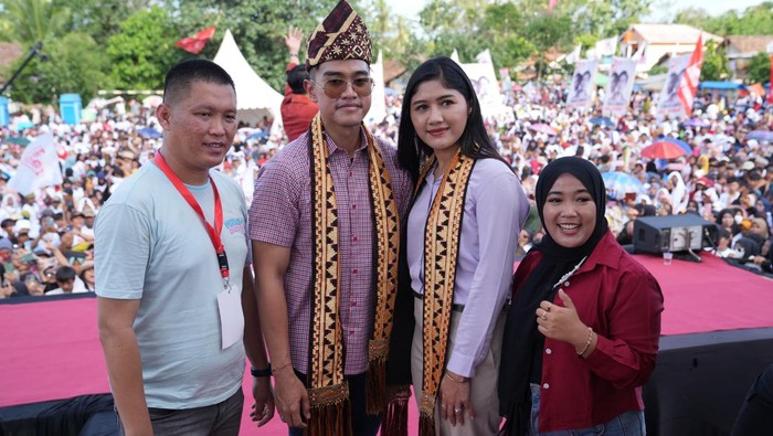 Berselendang Tapis-Topi Tanjak, Kaesang Ajak Masyarakat Lampung Menangkan Prabowo-Gibran Ketua Umum Partai Solidaritas Indonesia (PSI) Kaesang Pangarep melakukan safari politik di Desa Sukabanjar, Kecamatan Sidomulyo, Lampung Selatan, Provinsi Lampung.