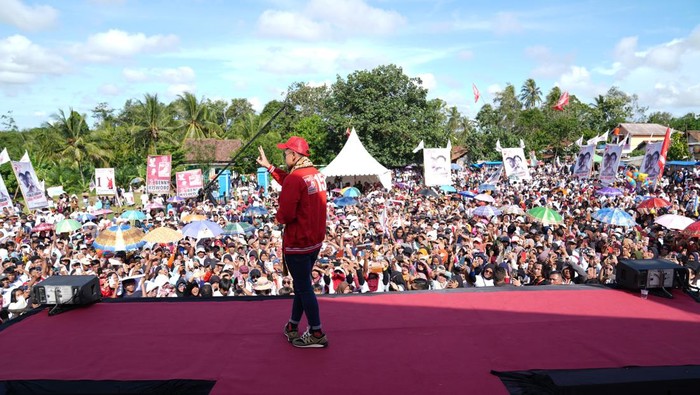 Berselendang Tapis-Topi Tanjak, Kaesang Ajak Masyarakat Lampung Menangkan Prabowo-Gibran Ketua Umum Partai Solidaritas Indonesia (PSI) Kaesang Pangarep melakukan safari politik di Desa Sukabanjar, Kecamatan Sidomulyo, Lampung Selatan, Provinsi Lampung.