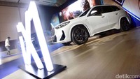 BMW iX1 eDrive20 M Sport mengusung motor listrik yang disematkan ke roda depannya. Motor listrik ini diklaim bertenaga 150 kW atau setara dengan 204 HP.