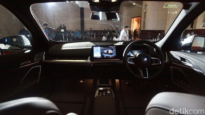 BMW meluncurkan SAV kompak pertama mereka di Indonesia, iX1. Mobil ini jadi lini mobil full elektrik termurah yang BMW Group Indonesia jual saat ini.