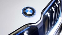 BMW mengusung baterai Lithium-ion berkapasitas 64,78 kWh ke iX1 ini. Diklaim, dengan baterai yang terisi penuh, iX1 dapat menempuh jarak 474 km.  