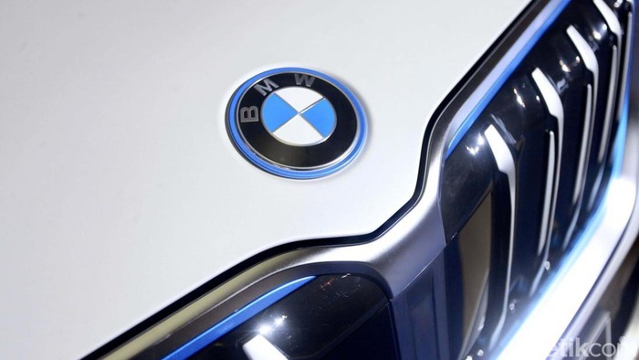 BMW meluncurkan SAV kompak pertama mereka di Indonesia, iX1. Mobil ini jadi lini mobil full elektrik termurah yang BMW Group Indonesia jual saat ini.
