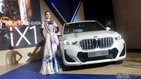 iX1 eDrive20 M Sport dapat dicas menggunakan metode pengecasan AC dengan rate maksimal hingga 22 kW. Selain itu, mobil listrik ini juga dapat dicas dengan casan langsung alias DC hingga 190 kW.  