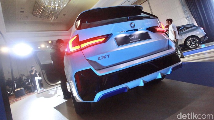 BMW meluncurkan SAV kompak pertama mereka di Indonesia, iX1. Mobil ini jadi lini mobil full elektrik termurah yang BMW Group Indonesia jual saat ini.
