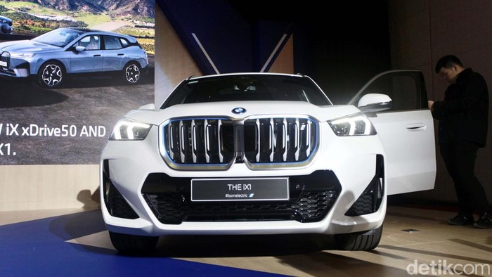 BMW iX1, Mobil Listrik 'Termurah' yang Baru Hadir di Indonesia BMW meluncurkan SAV kompak pertama mereka di Indonesia, iX1. Mobil ini jadi lini mobil full elektrik termurah yang BMW Group Indonesia jual saat ini.