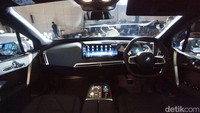 BMW iX adalah SAV modern yang dirancang secara cerdas untuk menghadirkan interior modern yang nyaman, luas dan kemewahan minimalis.