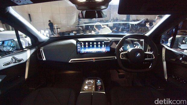 BMW meluncurkan mobil kendaraan listrik premium no. 1 di Indonesia. Mobil tersebut yaitu BMW iX xDrive50 Sport.
