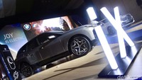 BMW Indonesia meluncurkan BMW iX xDrive50 Sport dengan output 385 kW/523 hp sehingga kendaraan ini mampu mencapai 0 hingga 100km/jam di bawah 5 detik, tepatnya 4,6 detik.