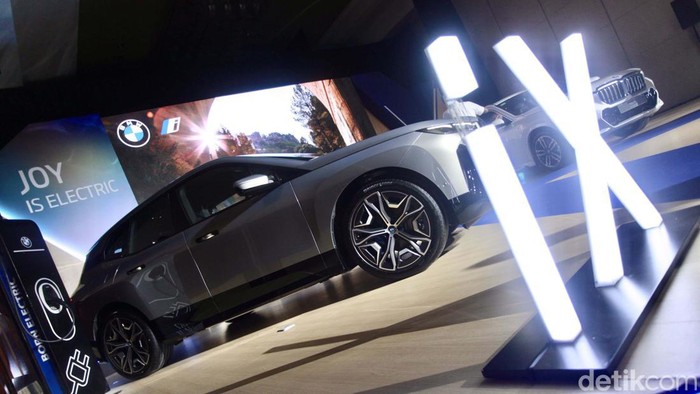 BMW meluncurkan mobil kendaraan listrik premium no. 1 di Indonesia. Mobil tersebut yaitu BMW iX xDrive50 Sport.