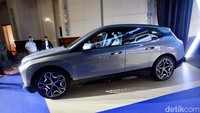 iX xDrive50 Sport punya tongkrongan yang gahar dan tangguh ala SAV kekiniannya BMW.