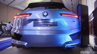 BMW iX hasilkan efisiensi yang menonjol untuk segmennya. Konsumsi daya listrik BMW iX xDrive50 Sport rata-rata dalam pengetesan WLTP bisa meraih angka di bawah 21 kWh per 100 kilometer atau setara dengan 4,76 km/kWh.
