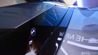 Baterai yang diusung oleh BMW iX xDrive50 Sport berkapasitas lebih dari 100 kWh. Dengan baterai terisi penuh, pengetesan WLTP mengklaim, mobil listrik ini bisa menempuh jarak 630 kilometer.