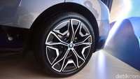 BMW iX xDrive50 Sport dapat mengisi ulang baterai tegangan tinggi hingga 200 kW. Hal ini berarti mengisi daya selama 10 menit dapat menyediakan energi yang cukup untuk menambah jangkauan lebih dari 120 km.