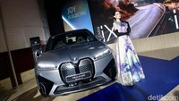 Tampak depan mobil BMW iX xDrive50 Sport saat acara peluncuran dua model Sport Activity Vehicle (SAV) All-Electric BMW di Hotel Ritz Calton Mega Kuningan, Jakarta, Jumat (2/2/2024).
