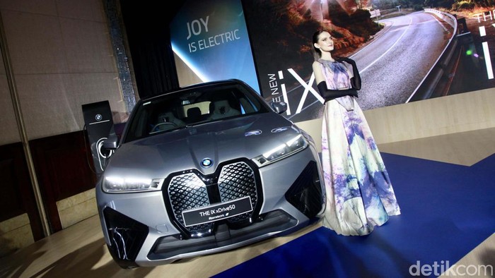 BMW meluncurkan mobil kendaraan listrik premium no. 1 di Indonesia. Mobil tersebut yaitu BMW iX xDrive50 Sport.