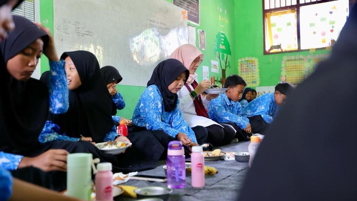 Bupati Ipuk ajak siswa SDN 3 Telemung makan bersama