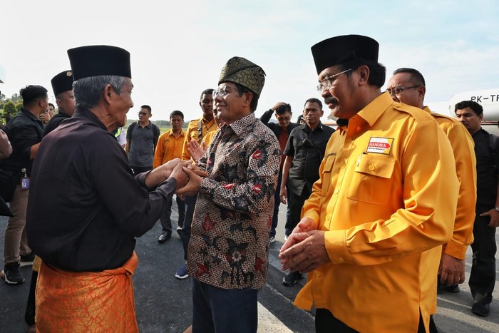 Calon wakil presiden nomor urut 3 Mahfud MD meraih sambutan dari masyarakat adat melayu dalam kunjungannya ke Kepulauan Riau.