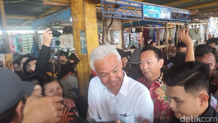 Capres nomor urut 3, Ganjar Pranowo kampanye di Pasar Tomohon, Sulut (Alfons/detikcom)