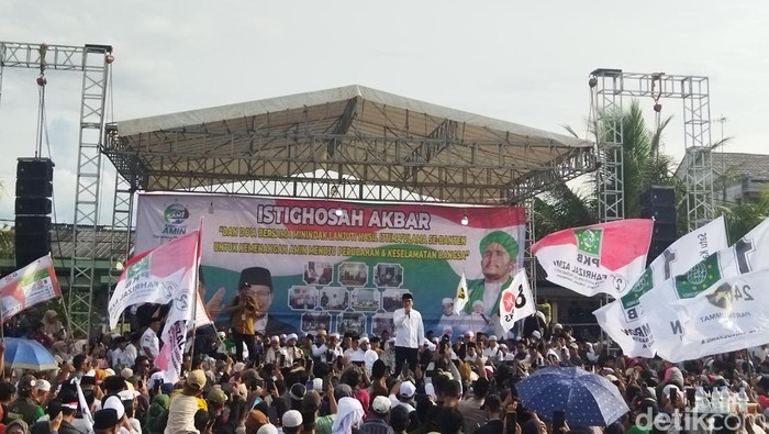 Cawapres nomor urut 1, Muhaimin Iskandar (Cak Imin) berkampanye di Tangerang. Dia berjanji meninjau UU yang dirasa tidak memberikan keadilan bagi rakyat. (Kurniawan F/detikcom)