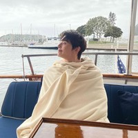 Tahun lalu, Cha Eun Woo juga bikin penggemar gempar karena melakukan photoshoot tanpa busana di kolam renang Filipina untuk photobook edisi tahun 2022. Foto: dok. Instagram @eunwo.o_c