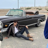 Dalam salah satu konsep, Cha Eun Woo berpose memakai jaket kulit di belakang mobil vintage. Pesonanya tak tertandingi. Foto: dok. Instagram @eunwo.o_c