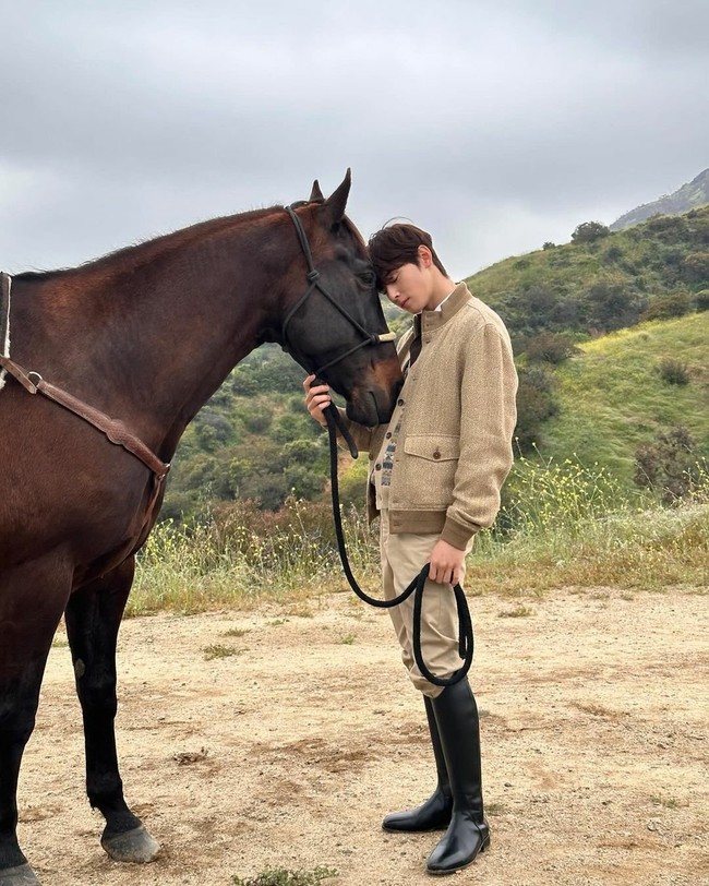 Agensi Cha Eun Woo, Fantagio baru-baru ini merilis photobook yang memuat deretan foto tampannya. Untuk salah satu konsep, Cha Eun Woo berpose dengan kuda dan terlihat charming bak pangeran Disney. Foto: dok. Instagram @eunwo.o_c