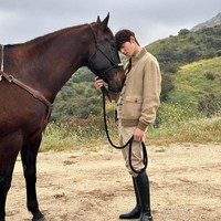 Agensi Cha Eun Woo, Fantagio baru-baru ini merilis photobook yang memuat deretan foto tampannya. Untuk salah satu konsep, Cha Eun Woo berpose dengan kuda dan terlihat charming bak pangeran Disney. Foto: dok. Instagram @eunwo.o_c