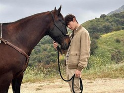 7 Foto Cha Eun Woo Tampil Charming bak Pangeran di Los Angeles