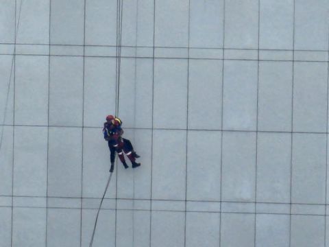 Damkar evakuasi dua pekerja yang terjebak di gedung tinggi Jaktim gara-gara tali gondola putus.
