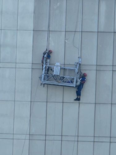 Damkar evakuasi dua pekerja yang terjebak di gedung tinggi Jaktim gara-gara tali gondola putus.