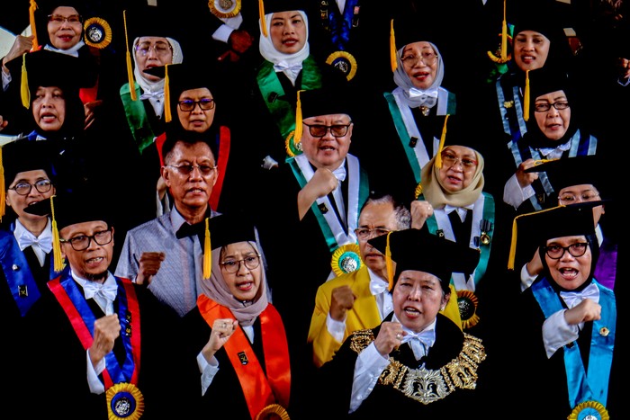Ketua Dewan Guru Besar Universitas Indonesia (UI)  Harkristuti Harkrisnowo (kedua kanan depan) serta sejumlah jajaran Sivitas Akademika UI saat menyampaikan deklarasi kebangsaan kampus perjuangan di Universitas Indonesia, Depok, Jawa Barat, Jumat (2/2/2024). Deklarasi tersebut sebagai bentuk prihatin atas hancurnya tatanan hukum, dan demokrasi, khususnya peristiwa politik Pemilu 2024 yang dilakukan tanpa martabat dan keadaban publik. ANTARA FOTO/Yulius Satria Wijaya