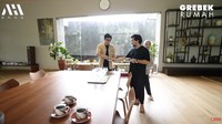 Untuk menyambut kedatangan Atta, dr. Tompi menyajikan kopi khas Aceh yang ia sebut aman untuk orang yang mengalami GERD seperti Atta Halilintar. Foto: YouTube AH
