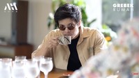 Mencicipi kopi ini, Atta mengatakan rasanya memang enak. dr. Tompi juga sering menyajikan kopi ini untuk teman-temannya. Foto: YouTube AH