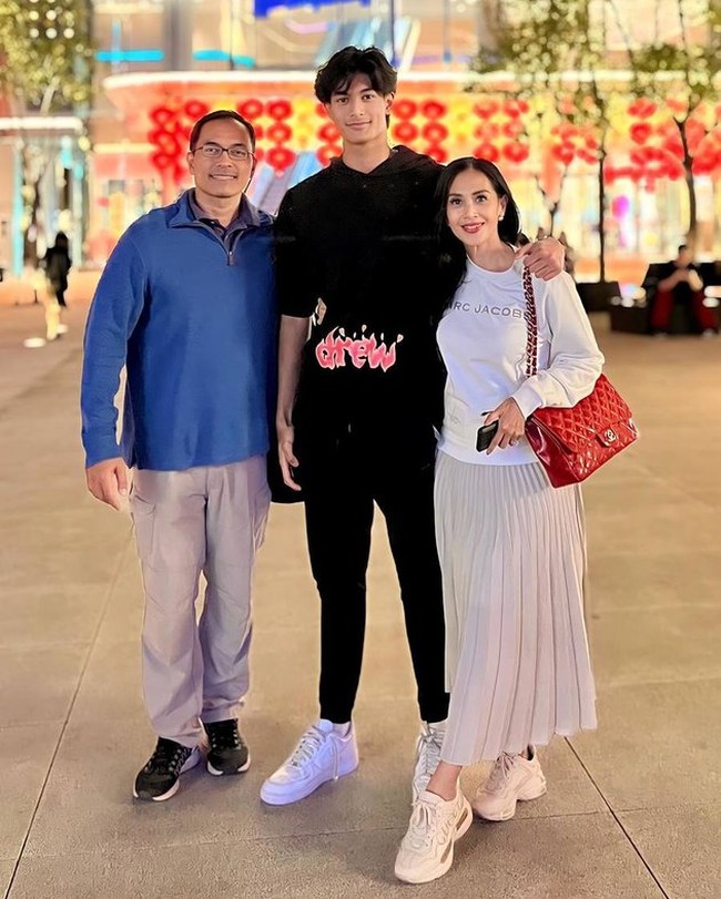 Untuk memberi semangat sekaligus dukungan untuk putra tercintanya, Diah Permatasari pun tampak ikut mengantar ke Taiwan. Tak sendirian, Diah juga ditemani oleh suaminya. Foto: Instagram/@dps_diahpermatasari